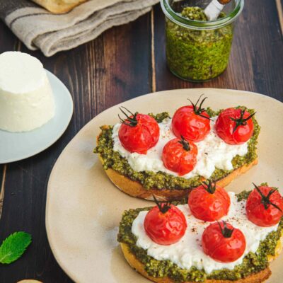 La Bressane - Tartines faisselle et pesto de menthe, tomates cerise