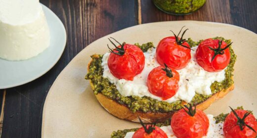 La Bressane - Tartines faisselle et pesto de menthe, tomates cerise