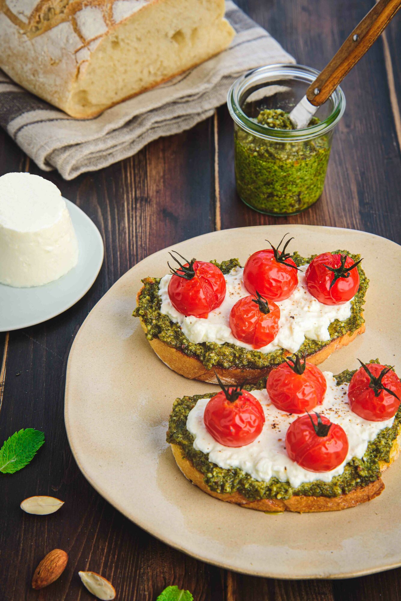 La Bressane - Tartines faisselle et pesto de menthe, tomates cerise