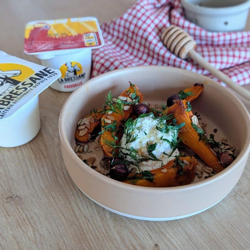 Faisselle aux herbes, granola et courge rôtie aux épices et miel
