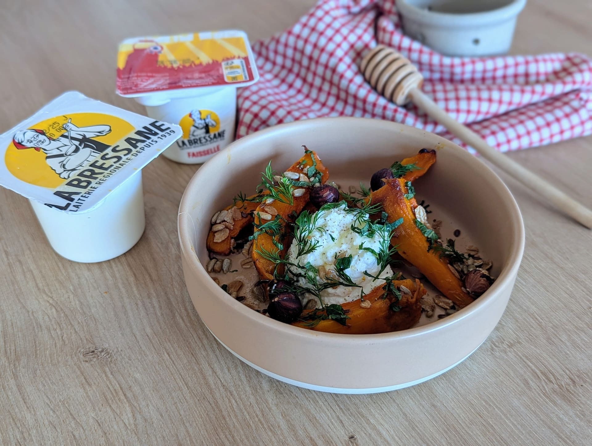 Faisselle aux herbes, granola et courge rôtie aux épices et miel