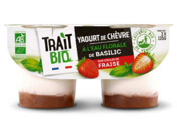 Yaourt de chèvre à l’eau floral de basilic sur coulis de fraise