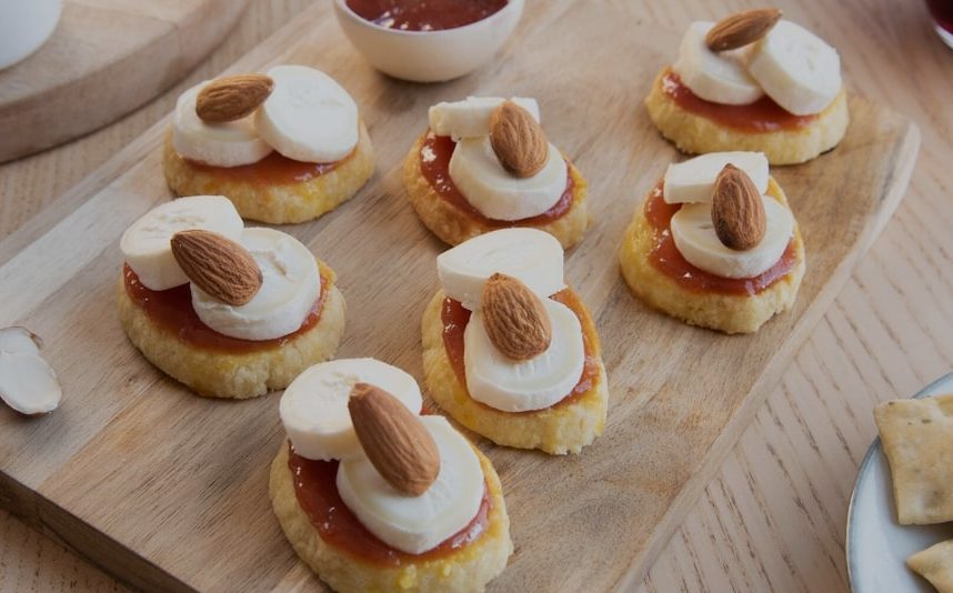 Bouchon sur sablés aux amandes et gelée de coing