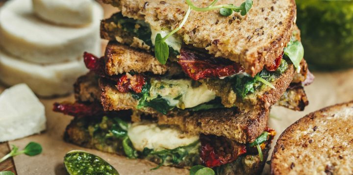 Croque-monsieur au Rocamadour tomates confites et pesto de pistaches