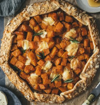 Tarte rustique courge, oignons et Rocamadour-min