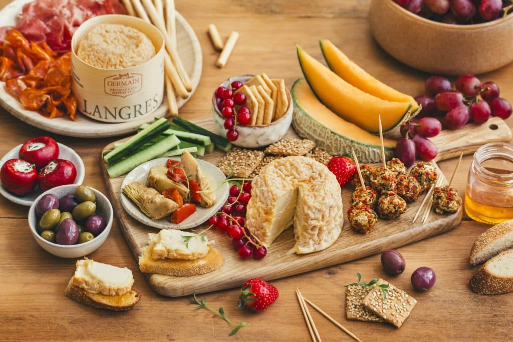 Planche apéritive estivale au Langres min